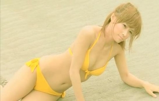 【画像】ああ君はもう帰ってこない・・・元モー娘”亀井絵里”引退間際の貴重なビキニ姿を振り返ってみる・・・・・・