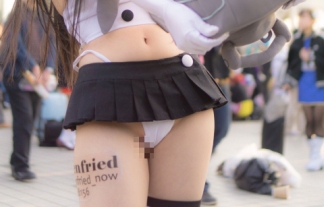 【冬コミ(C87)】この美人コスプレイヤーのマン肉ハミ出てね?wwwくっきりマンスジだけでもエロいのにサービスしすぎwwwww【人気レイヤーlenfriedエロ画像】